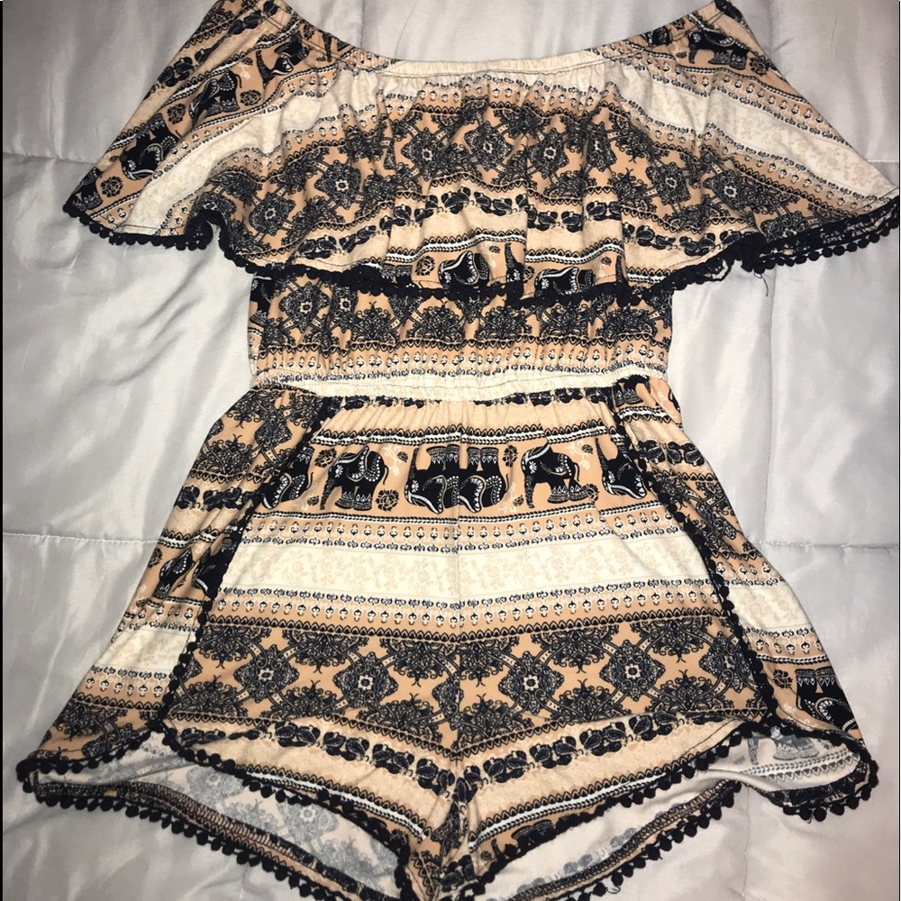 I’m selling an off the shoulder romper form Rue21.